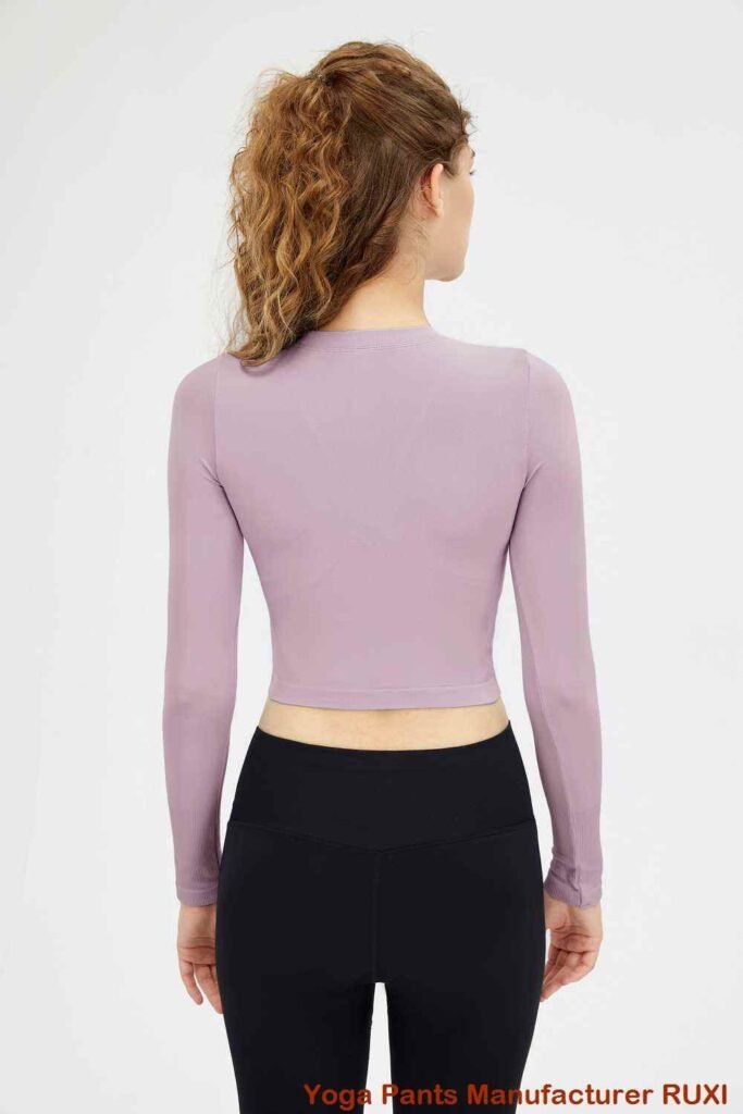 מכנסי מסלול קצרים בגזרה גבוהה